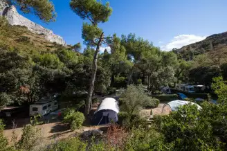 Camping La Vallée Heureuse 3*, Camping 3* à Orgon (Bouches du Rhône) - Location Mobil Home pour 4 personnes - Photo N°2