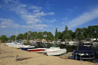 Camping Le Navarrosse 4*, Camping 4* à Biscarrosse (Landes) - Location Bungalow pour 6 personnes - Photo N°5