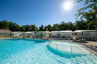 Camping Les Chèvrefeuilles 4*, Camping 4* à Royan (Charente Maritime) - Location Mobil Home pour 4 personnes - Photo N°2