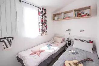 Camping Saint Tro'Park 4*, Camping 4* à Saint Trojan les Bains (Charente Maritime) - Location Mobil Home pour 6 personnes - Photo N°10