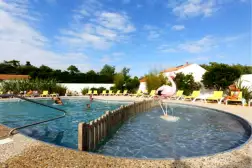 Camping Saint Tro'Park 4*, Camping 4* à Saint Trojan les Bains (Charente Maritime) - Location Mobil Home pour 6 personnes - Photo N°13