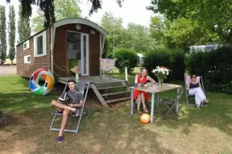 Camping de la Liez 5*, Camping 5* à Peigney (Haute Marne) - Location Roulotte pour 4 personnes - Photo N°2