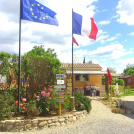 Camping l'Olivier 3*, Camping 3* à Massillargues Attuech (Gard) - Location Chalet pour 2 personnes - Photo N°2
