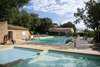 Domaine des Chênes Blancs 3*, Camping 3* à Saint Saturnin lès Apt (Vaucluse) - Location Mobil Home pour 6 personnes - Photo N°3