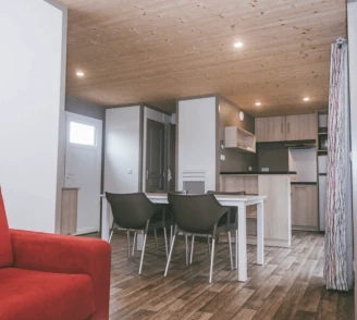 Domaine du Moulin Neuf 3* , Camping 3* à Rochefort en Terre (Morbihan) - Location Chalet pour 4 personnes - Photo N°7