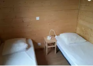 Camping Du Lac De Thésauque 3*, Camping 3* à Montgeard (Haute Garonne) - Location Chalet pour 4 personnes - Photo N°4