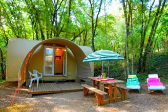 Camping Domaine de La Paille Basse 5*, Camping 5* à Souillac (Lot) - Location Bungalow pour 4 personnes - Photo N°1