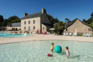  Domaine de l'Orangerie de Lanniron 5*, Camping 5* à Quimper (Finistère) - Location Mobil Home pour 6 personnes - Photo N°3