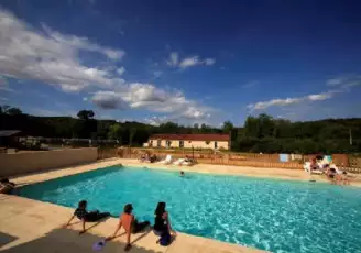 Domaine les Hameaux de Pomette 3*, Camping 3* à Cazals (Lot) - Location Chalet pour 4 personnes - Photo N°10
