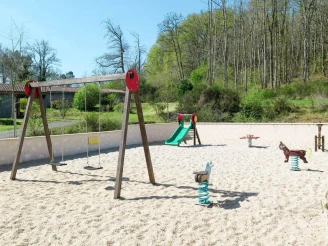 Domaine les Hameaux de Pomette 3*, Camping 3* à Cazals (Lot) - Location Chalet pour 4 personnes - Photo N°14