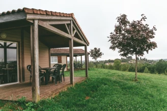 Les Hameaux des Lacs 3*, Camping 3* à Monclar de Quercy (Tarn et Garonne) - Location Chalet pour 2 personnes - Photo N°3