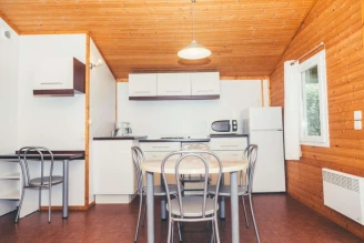 Les Hameaux des Lacs 3*, Camping 3* à Monclar de Quercy (Tarn et Garonne) - Location Chalet pour 4 personnes - Photo N°2