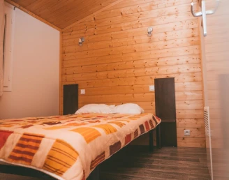 Les Hameaux des Lacs 3*, Camping 3* à Monclar de Quercy (Tarn et Garonne) - Location Chalet pour 4 personnes - Photo N°3