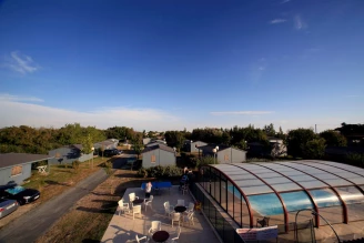 Les Hameaux des Marines 3*, Camping 2* à Saint Denis d'Oléron (Charente Maritime) - Location Chalet pour 6 personnes - Photo N°2