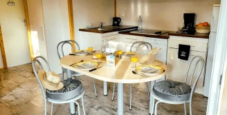 Les Hameaux des Marines 3*, Camping 2* à Saint Denis d'Oléron (Charente Maritime) - Location Chalet pour 6 personnes - Photo N°4