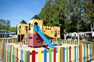 Camping Le Lizot 3*, Camping 3* à Saint Mandé sur Brédoire (Charente Maritime) - Location Mobil Home pour 4 personnes - Photo N°8