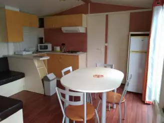 Camping Le Lizot 3*, Camping 3* à Saint Mandé sur Brédoire (Charente Maritime) - Location Mobil Home pour 4 personnes - Photo N°11