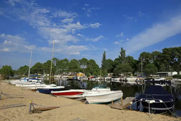 Camping Le Navarrosse 4*, Camping 4* à Biscarrosse (Landes) - Location Bungalow pour 6 personnes - Photo N°5