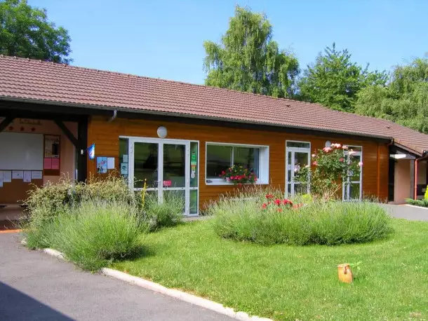 Camping Les Chanterelles 4*, Camping 4* à Saint Rémy sur Durolle (Puy de Dôme) - Location Chalet pour 5 personnes - Photo N°3