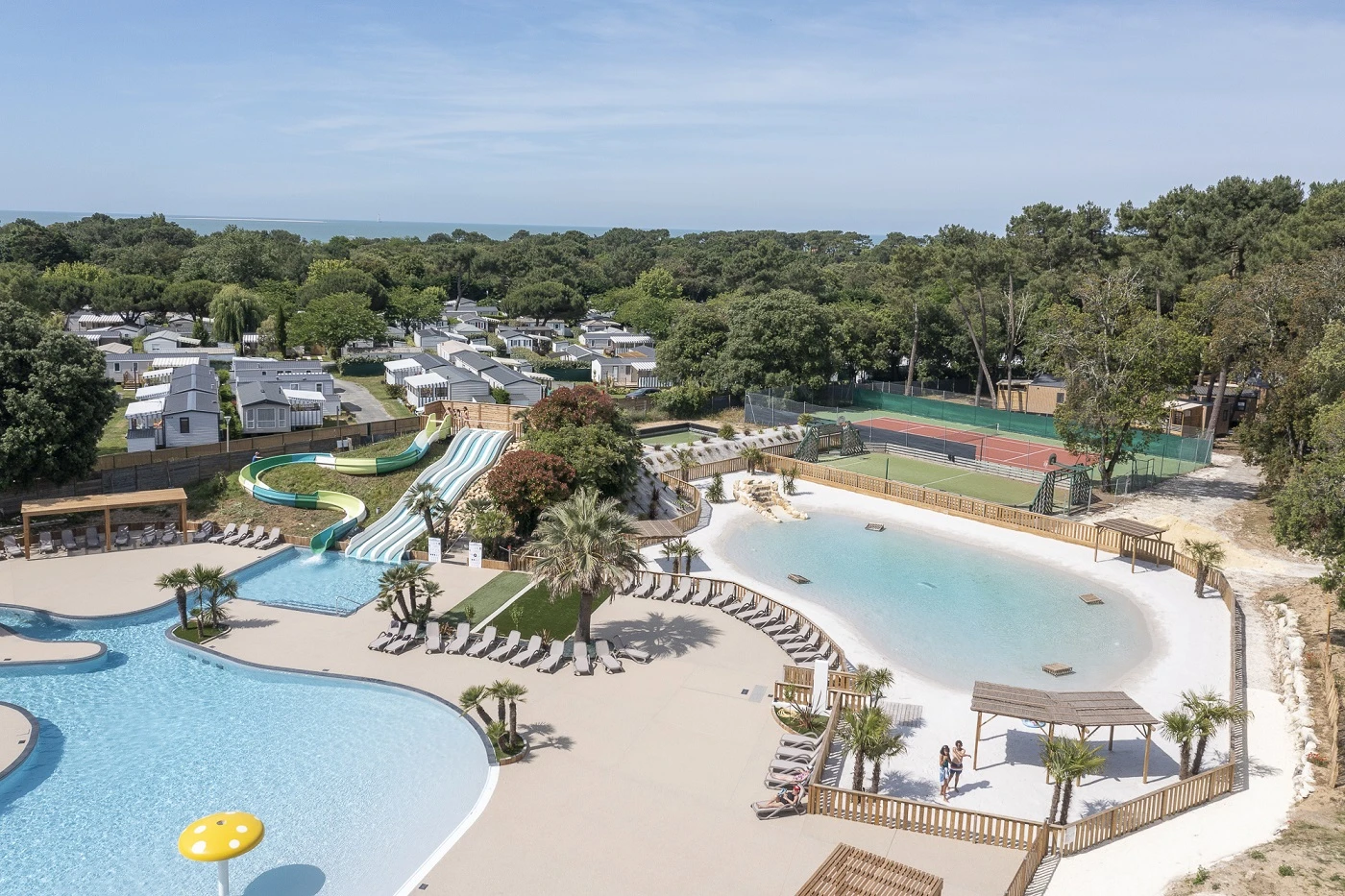 Camping  spacieux et moderne du Camping Le Logis 4*, avec un bel espace aquatique en plein air et à 10min à pied d'une longue plage de sable .