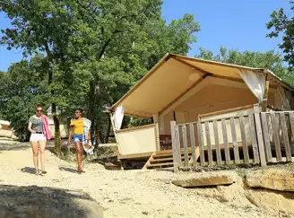 Camping Les Reflets du Quercy 4*, Camping 4* à Crayssac (Lot) - Location Bungalow pour 4 personnes - Photo N°1