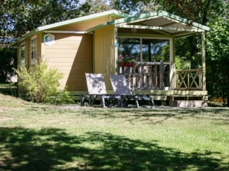 Camping Les Gorges du Chambon 4*, Camping 4* à Eymouthiers (Charente) - Location Chalet pour 5 personnes - Photo N°2