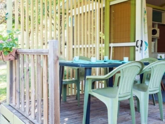 Camping Les Gorges du Chambon 4*, Camping 4* à Eymouthiers (Charente) - Location Chalet pour 5 personnes - Photo N°5