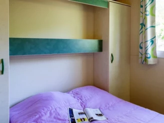 Camping Les Gorges du Chambon 4*, Camping 4* à Eymouthiers (Charente) - Location Chalet pour 5 personnes - Photo N°6