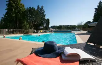 Camping Les Gorges du Chambon 4*, Camping 4* à Eymouthiers (Charente) - Location Chalet pour 5 personnes - Photo N°11