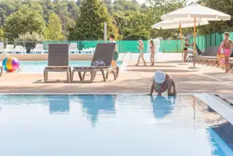 Camping Les Gorges du Chambon 4*, Camping 4* à Eymouthiers (Charente) - Location Chalet pour 5 personnes - Photo N°12
