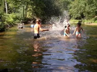 Camping Les Gorges du Chambon 4*, Camping 4* à Eymouthiers (Charente) - Location Chalet pour 5 personnes - Photo N°17