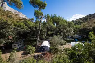 Camping La Vallée Heureuse 3*, Camping 3* à Orgon (Bouches du Rhône) - Location Tente équipée pour 5 personnes - Photo N°2