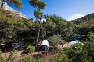 Camping La Vallée Heureuse 3*, Camping 3* à Orgon (Bouches du Rhône) - Location Tente équipée pour 5 personnes - Photo N°3