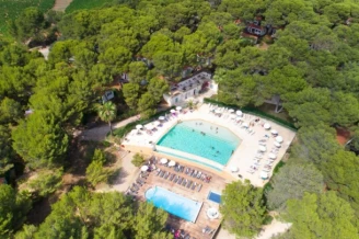 Camping La Pinède 4*, Camping 4* à Castelnau de Guers (Hérault) - Location Mobil Home pour 2 personnes - Photo N°2