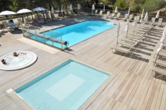 Camping La Pinède 4*, Camping 4* à Castelnau de Guers (Hérault) - Location Mobil Home pour 2 personnes - Photo N°3