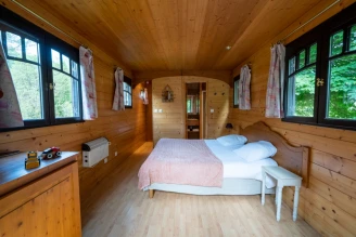Camping Village de la Champagne, Camping 2* à Bar sur Aube (Aube) - Location Roulotte pour 4 personnes - Photo N°3