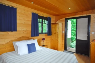 Camping Village de la Champagne, Camping 2* à Bar sur Aube (Aube) - Location Roulotte pour 4 personnes - Photo N°4