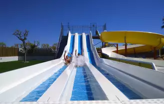 Camping Resort Els Pins 3*, Camping 3* à Malgrat de Mar (Barcelone) - Location Mobil Home pour 6 personnes - Photo N°2