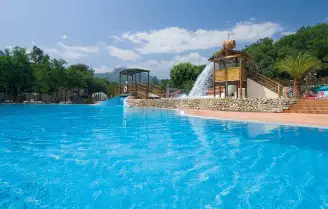 Camping Le Bois Fleuri 5*, Camping 3* à Argeles sur Mer (Pyrénées Orientales) - Location Chalet pour 6 personnes - Photo N°2