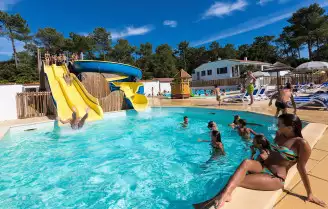 Camping Les Dunes 4*, Camping 4* à Longeville sur Mer (Vendée) - Location Mobil Home pour 4 personnes - Photo N°2