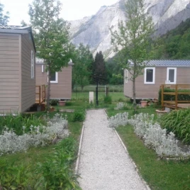 Camping À la Rencontre du Soleil 5*, Camping 5* à Le Bourg d'Oisans (Isère) - Location Chalet pour 6 personnes - Photo N°4