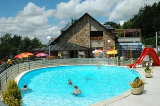  Camping Beau Rivage 4*, Camping à Salles Curan (Aveyron) - Location Chalet pour 4 personnes - Photo N°1