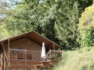 Camping Moulin de Chaules 3*, Camping 3* à Saint Constant (Cantal) - Location Bungalow pour 6 personnes - Photo N°2
