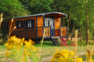 Village Toue des Demoiselles , Camping à Chassenard (Allier) - Location Roulotte pour 5 personnes - Photo N°1