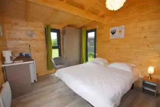 Camping Village des Monédières, Camping 3* à Chamberet (Corrèze) - Location Cabane pour 2 personnes - Photo N°3