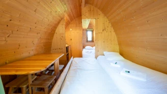 Camping Village des Monédières, Camping 3* à Chamberet (Corrèze) - Location Cabane pour 4 personnes - Photo N°2