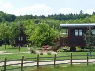 Camping Village des Monédières, Camping 3* à Chamberet (Corrèze) - Location Roulotte pour 5 personnes - Photo N°1