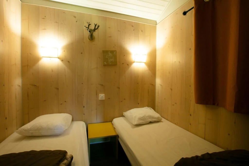 Camping À la Rencontre du Soleil 5*, Camping 5* à Le Bourg d'Oisans (Isère) - Location Chalet pour 5 personnes - Photo N°3