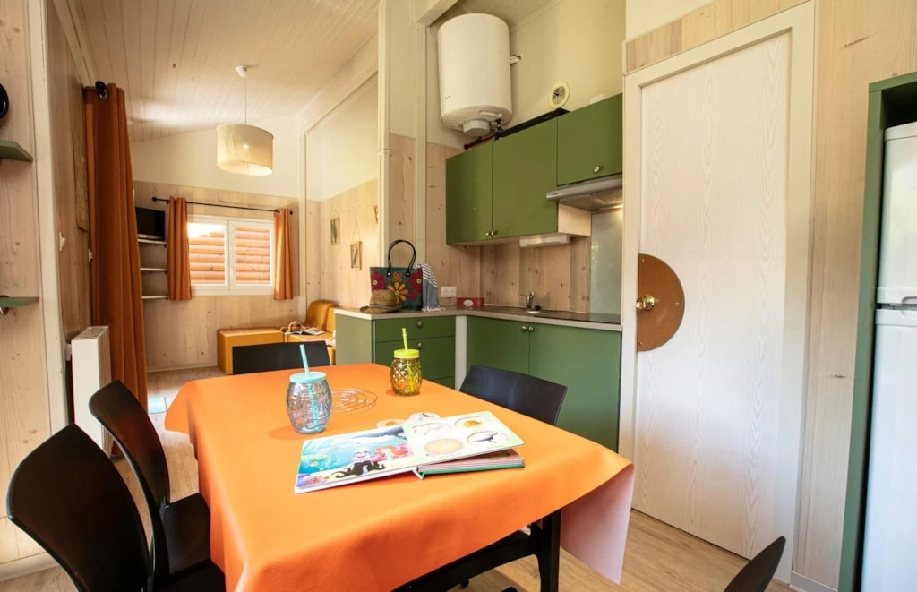 Camping À la Rencontre du Soleil 5*, Camping 5* à Le Bourg d'Oisans (Isère) - Location Chalet pour 5 personnes - Photo N°4
