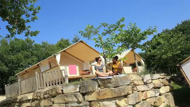Camping Les Reflets du Quercy 4*, Camping 4* à Crayssac (Lot) - Location Bungalow pour 4 personnes - Photo N°1